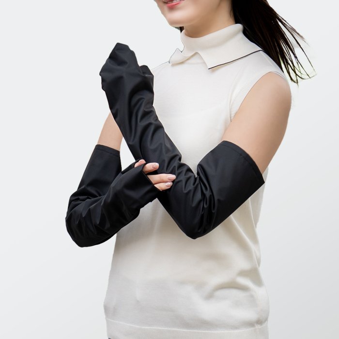 アームカバーを着用した女性