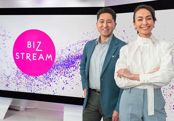 ロゴと男性と女性