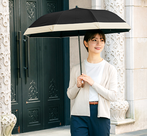2段折りたたみミドルの日傘を差した女性