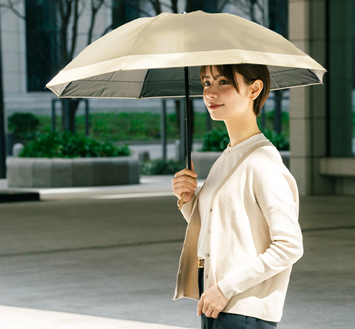3段折りたたみの日傘を差した女性