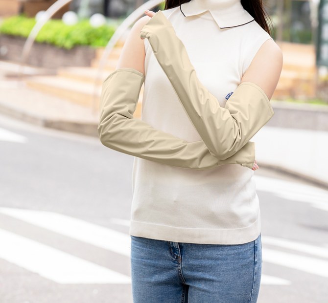 長いアームカバーを着用した女性