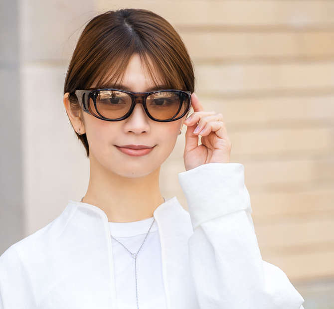 大きなサングラスを二重で着用した女性