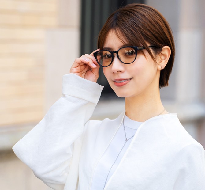 眼鏡を着用した女性