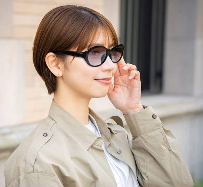 大きなサングラスを着用した女性