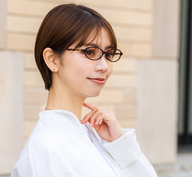 細い眼鏡を着用した女性