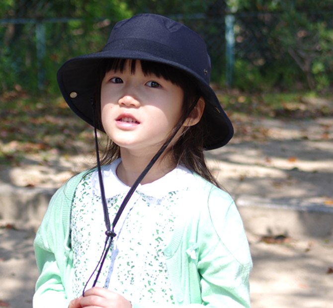 帽子をかぶった子供