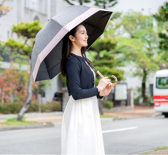 ラージサイズの日傘を差した女性