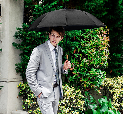 メンズの日傘を差した男性