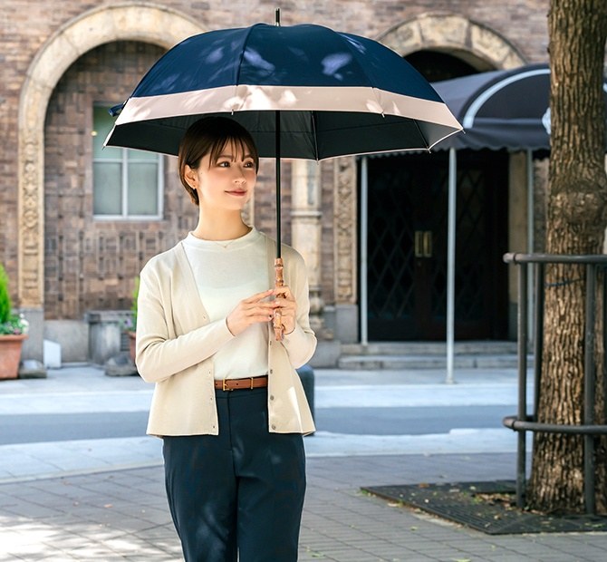 ミドルサイズの日傘を差した女性