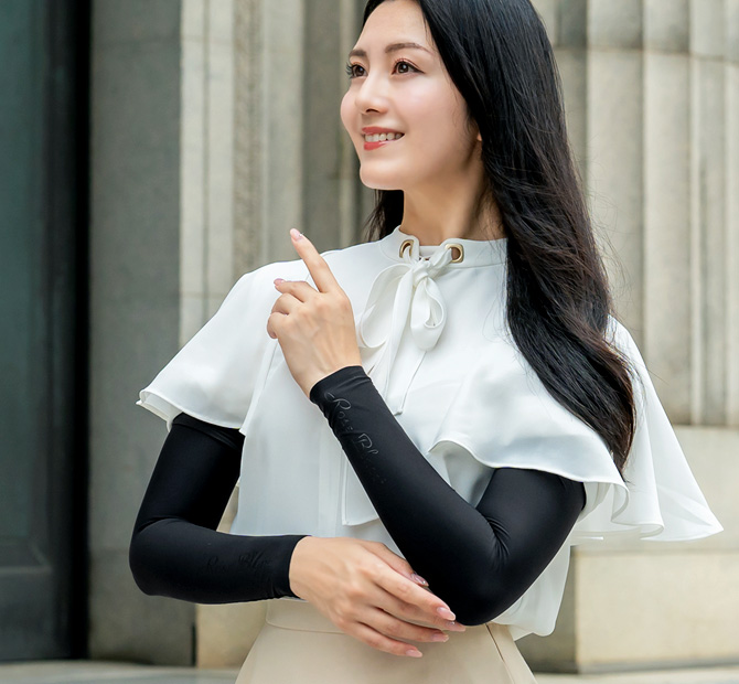 ネックカバーを着用した女性