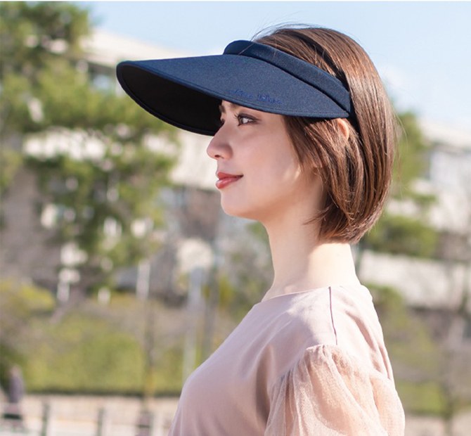 サンバイザーをかぶった女性