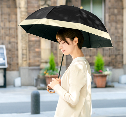 2段折りたたみの日傘を差した女性