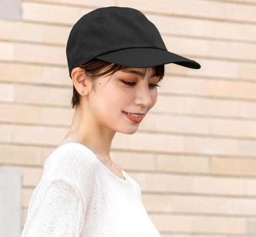 キャップをかぶった女性