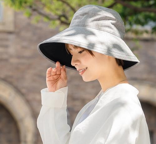 ハットをかぶった女性