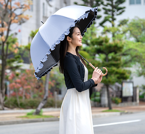 ラージサイズの日傘を差した女性