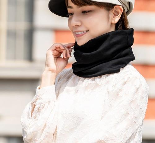 ネックカバーを着用した女性