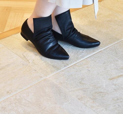 靴を履いた女性の足