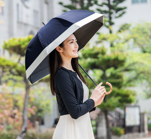 ショートサイズの日傘を差した女性
