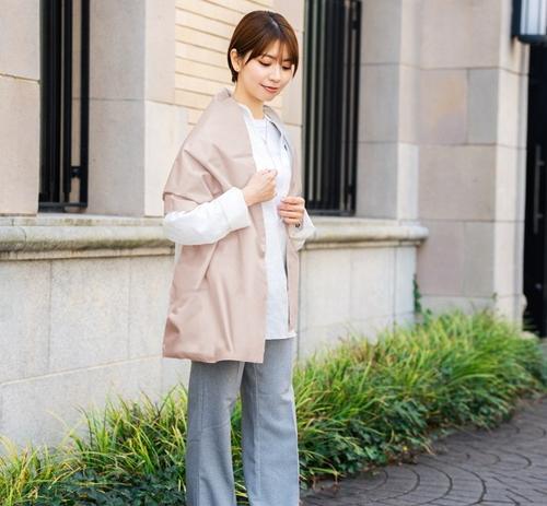 ストールを羽織った女性