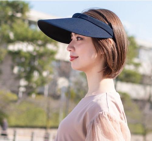 サンバイザーをかぶった女性